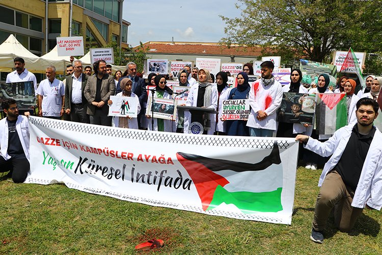 Tıp öğrencileri ve doktorlar Gazze'deki katliamları protesto etti