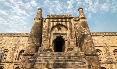 Hindistan tarihi camilerde ibadeti engelliyor