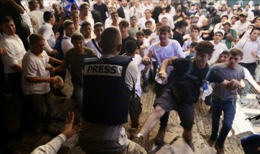 Filistinli gazeteciye saldırıp yaraladılar sonra gözaltına aldırdılar