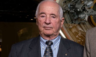 Uzaydan dünyanın ilk fotoğrafını çeken astronot uçak kazasında öldü