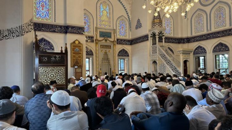 Tokyo Camii'nde bayram namazı kılındı