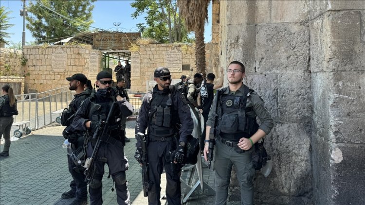 İşgalci İsrail'den yüzlerce Filistinlinin Mescid-i Aksa'ya girişine engel