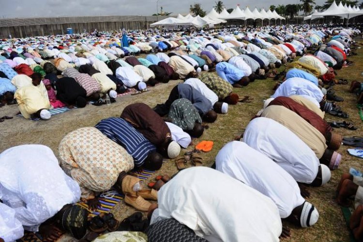Nijerya'da tır cuma namazından çıkanların arasına daldı: 14 ölü