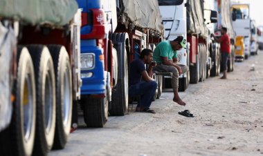 Gazze'ye yardım götüren kamyonlar sıcaklar altında Mısır sınırında bekliyor