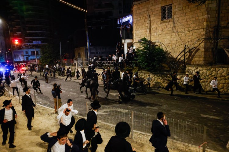Ultra Ortodoks Yahudiler, zorunlu askerliğe karşı protestoda İsrail polisi ile çatıştı