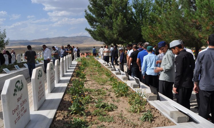 Susa Şehidlerini ziyaret eden halk: Şehidlerin yolunu asla terk etmeyeceğiz!
