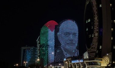 Doha'da bazı binalara Filistin bayrağı ve İsmail Heniyye'nin fotoğrafı yansıtıldı