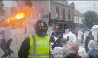 İngiltere'nin Sunderland kentinde aşırı sağcılar polise saldırdı ve araç yaktı