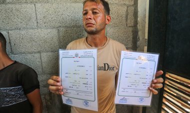 Barbar siyonist!  İkiz bebeklerine doğum belgesi almaya giden baba, işgal bombardımanında tüm ailesini kaybetti!