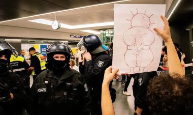 Almanya'da polis, işgal mallarını boykot için toplanan aktivistlere müdahale etti