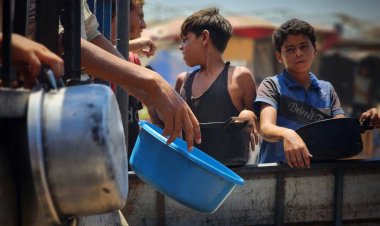 Filistinliler bombaların gölgesinde su kuyruğunda bekliyor