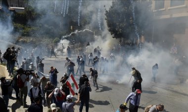 Lübnan'da mevduat hesabı dondurulan mudiler, lastik yakarak bankaları protesto etti