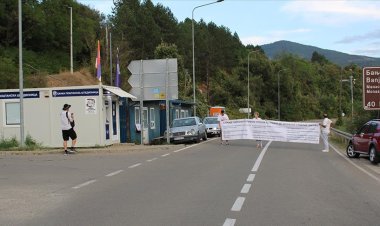 Sırbistan'ın Kosova ile sınır geçişlerinde yol kapatma eylemi