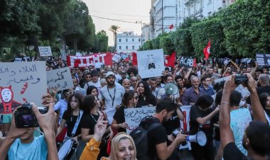 Tunus halkı sokaklara döküldü: "Diktatör Said defolup gitsin"