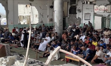 Gazzeliler kesintisiz saldırılara rağmen cuma namazını aksatmıyor