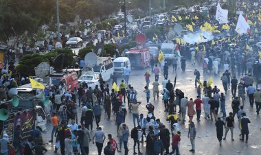 Pakistan’da binlerce gösterici ABD ve İsrail bayraklarını yaktı