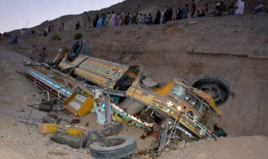 Pakistan'da düğün otobüsü uçuruma yuvarlandı: 7 ölü, 37 yaralı