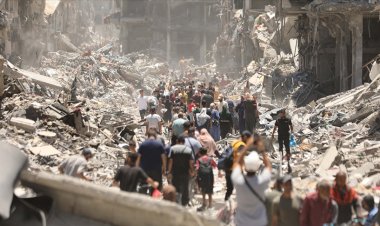 İşgalci İsrail ordusu, Şucaiyye Mahallesi'ndeki yüzlerce Filistinliyi yerinden etti