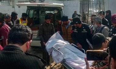 Pakistan'da karakola saldırı: 10 ölü