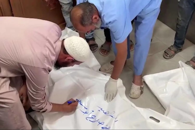 İşgalci İsrail Gazze'de bir okulu bombaladı: 17 şehit