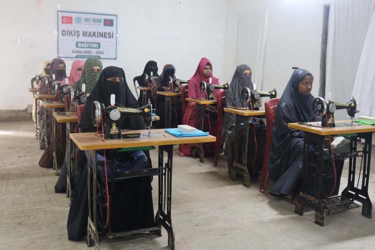 Umut Kervanı Bangladeş’te dikiş makinası yardımında bulundu