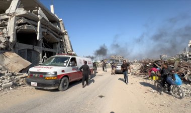 Katil İsrail, Gazze Şeridi'nin kuzeyine tahliye broşürleri ile birlikte bomba attı