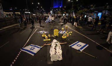 Siyonist esirlerin yakınları, esir takası anlaşması talebiyle Tel Aviv'de gösteri düzenledi