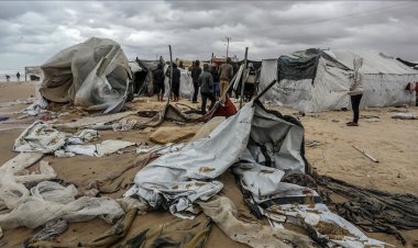 Olumsuz hava şartları Gazzelilerin sığındığı 10 bin çadırı parçaladı