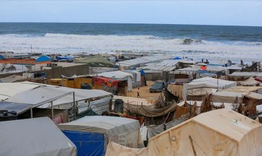 Gazze'de İsrail saldırılarından kaçarak sahile sığınan Filistinlilerin çadırlarını deniz suyu bastı