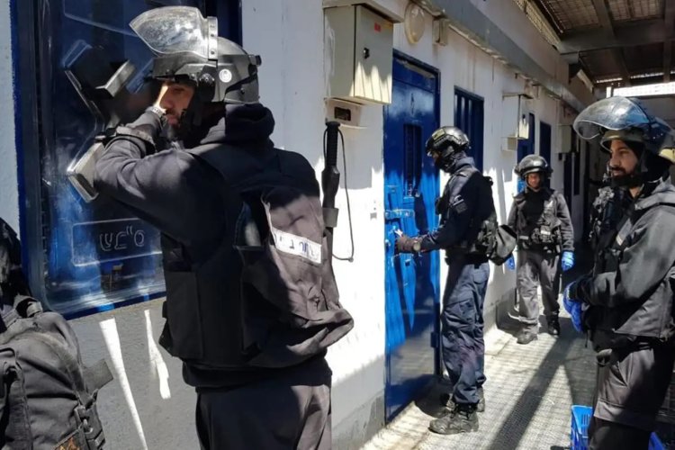 Terör rejimi, zindanlardaki Filistinli kadınların başörtüsü takmasını engelliyor