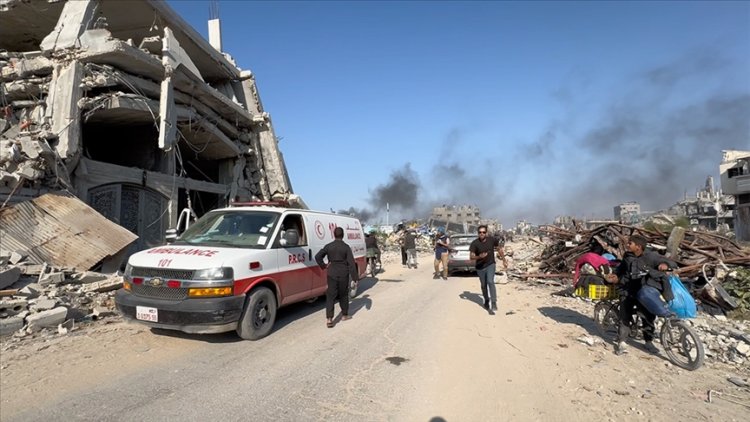 Katil İsrail, Gazze Şeridi'nin kuzeyine tahliye broşürleri ile birlikte bomba attı