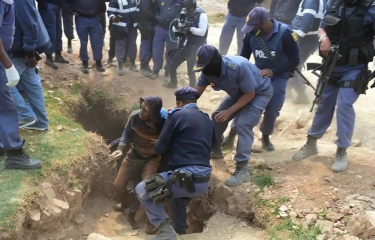 Güney Afrika'da kaçak binlerce işçi madende mahsur kaldı