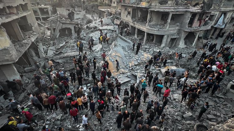 Katil İsrail Gazze'de 5 katlı binayı vurdu: 70 şehid, onlarca yaralı