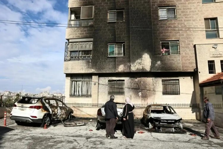 Siyonist İsrail'liler Filistinlilerin araçlarını kundakladı