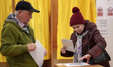 Romanya'da halk genel seçim için sandık başında