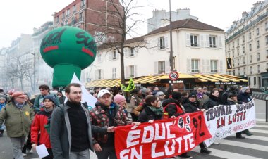 Fransa'daki birçok kentte, toplu işten çıkarmalara karşı gösteri düzenlendi