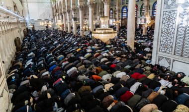 Baas rejiminin devrilmesinin ardından Suriye halkı, ilk cuma için camilere akın etti