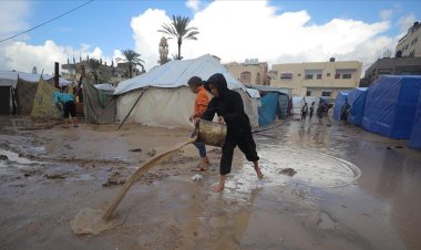 Gazze'de zorla yerinden edilen Filistinlilerin çadırları sular altında kaldı