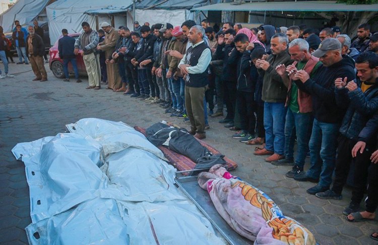 Katil İsrail’in Beyt Hanun’a düzenlediği saldırıda akraba iki aileden 25 kişi şehid düştü