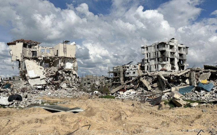 İşgalci İsrail, Gazze'nin kuzeyinde yerleşim birimlerini havaya uçuruyor