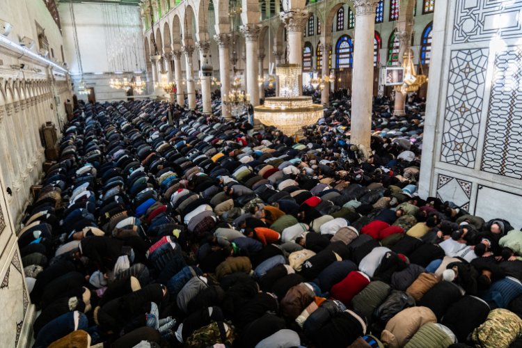 Baas rejiminin devrilmesinin ardından Suriye halkı, ilk cuma için camilere akın etti
