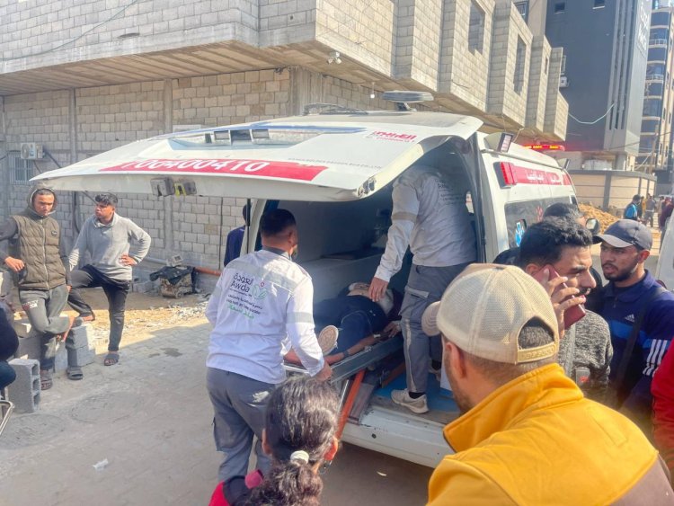 Katil İsrail Gazze'de sivillerin sığındığı evi bombaladı: 8 kişi şehid oldu