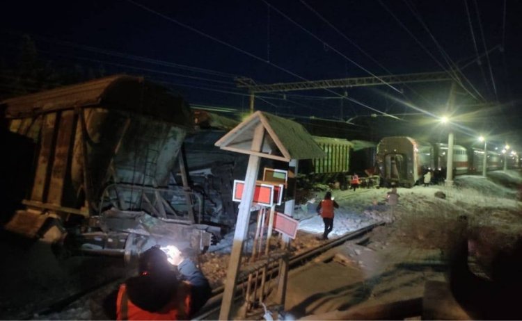 Rusya'da yük treni ile yolcu treni çarpıştı