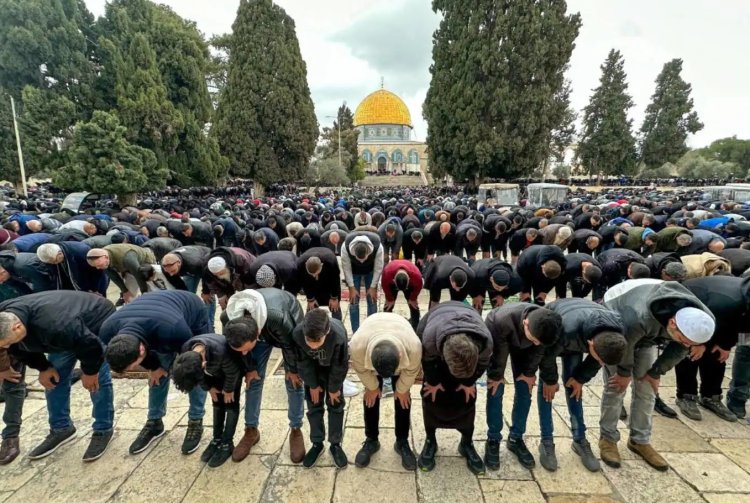 35 bin kişi Mescid-i Aksa'da Cuma namazı kıldı