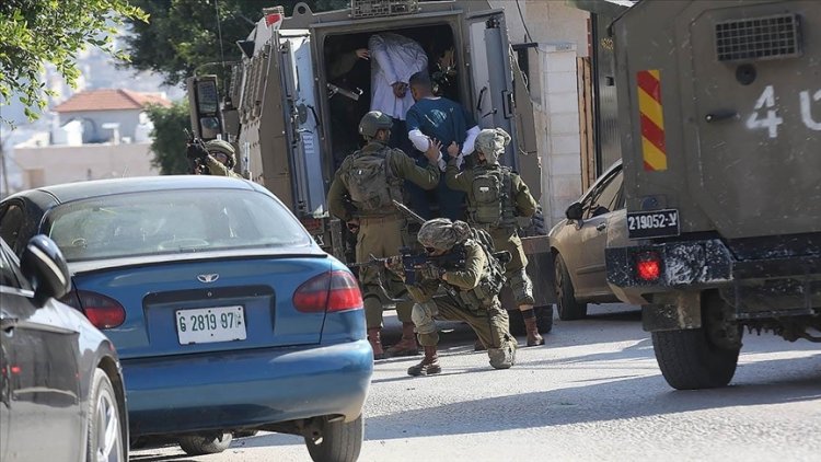 İşgalci İsrail Batı Şeria'da 25 Filistinliyi alıkoydu