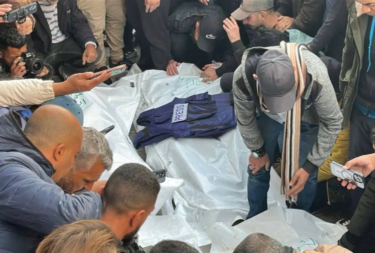 İşgalci İsrail gazetecilerin aracını bombaladı: 5 gazeteci katledildi
