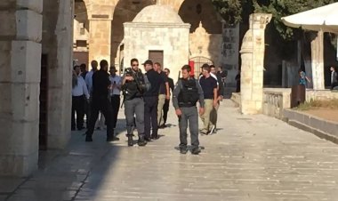 İşgalci sömürgeciler Mescid-i Aksa'ya saldırdı