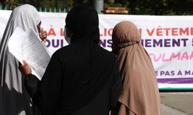 Fransa'da, öğrenci velilerine de başörtüsü yasağı isteniyor