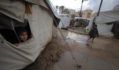 Gazzeliler zorlu kış koşulları altında yaşam mücadelesi veriyor