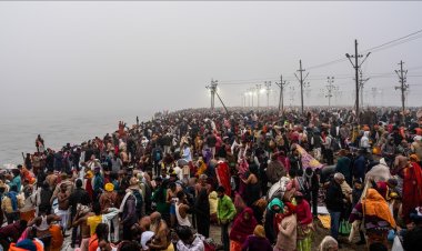 Hindistan'da dünyanın en büyük dini festivali 'Maha Kumbh Mela' başladı